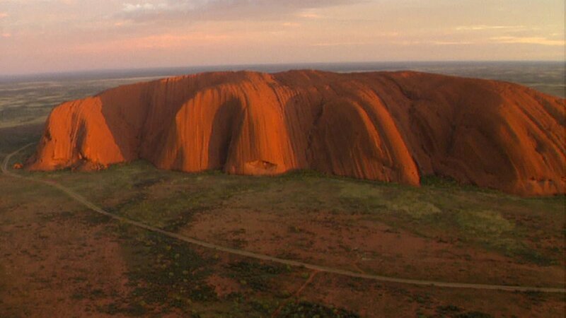 Die Anangu nennen ihn Uluru, die Touristen kennen ihn unter Ayers Rock. – Bild: BR