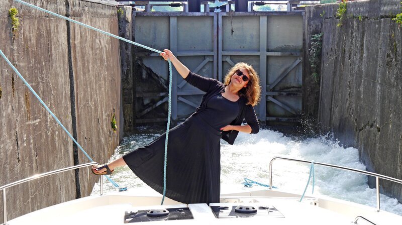 Der Schleusenvorgang ging am Ende ganz lässig Foto: SR-Moderatorin Simin Sadeghi – Bild: SR/​Gregor Hempelmann