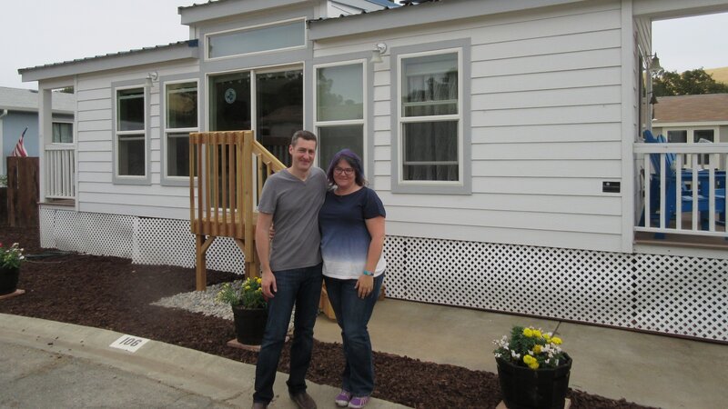 Tiny homebuyers, Brian and Elisa are looking for a tiny home that’s perfect for their family. This Cape Cod model may be just the one, as seen on Tiny House Hunters. – Bild: HGTV /​ Scripps Networks, LLC.