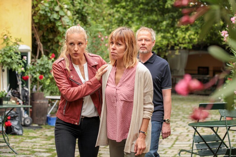 Gruppeninspektorin Penny Lanz spricht mit Ehepaar Pointner über die Entführung ihres Sohnes Markus. (v.l.n.r.: Gruppeninspektorin Penny Lanz (Lilian Klebow), Lisa Pointner (Jaschka Lämmert), Stefan Pointner (Wowo Habdank)). – Bild: ORF/​Satel Film/​Stefan Haring