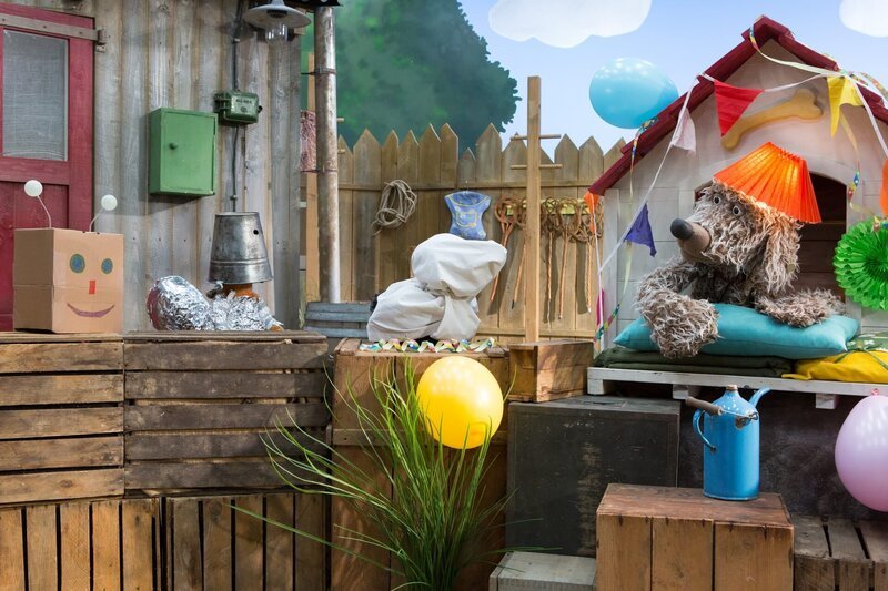 Kostümfest bei Hofhund Buffo (Ulli Voland)! Doch ob der so genau weiß, wer unter den Verkleidungen wirklich steckt? – Bild: ZDF