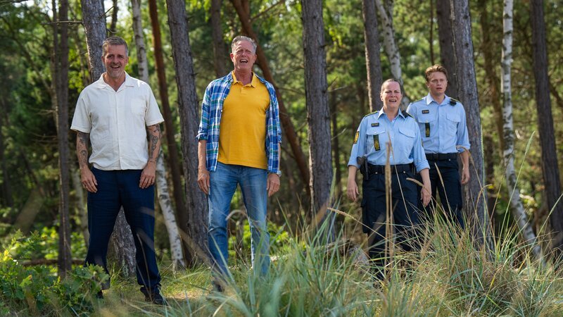 Flemming (André Babikian, l.), Dan (Peter Mygind, 2.v.l.), Nadia (Lise Baastrup, 2.v.r.) und Benjamin (Mathias Käki Jørgensen, r.) beobachten einen Tatverdächtigen. – Bild: Henrik Petit /​ ZDF