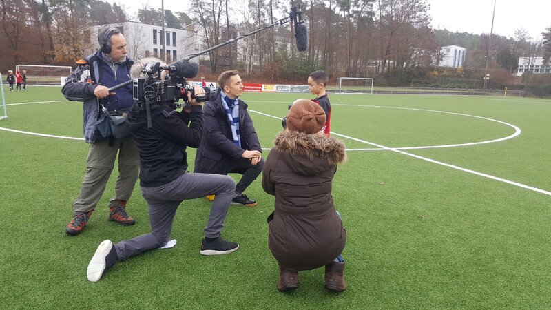„Sport ist mein Leben!“, sagen die Kinder des Heinrich-Heine-Gymnasiums in Kaiserslautern. An der Eliteschule werden Fußball, Badminton, Radsport, Tennis und Judo gefördert. Das ZDF-Kamerateam rund um „PUR+“-Moderator Eric Mayer trifft das zehnjährige Fußballtalent Tyler und lässt sich von ihm den Alltag eines Sportinternats zeigen. Mit ihren besonderen sportlichen Fähigkeiten und der speziellen Abstimmung von Schule und Sport im Internat können die Leistungssportler ihren Traum besser leben, ohne dabei ihre Kindheit und Freundschaften zu stark zu vernachlässigen. – Bild: ZDF und Anabel Münstermann