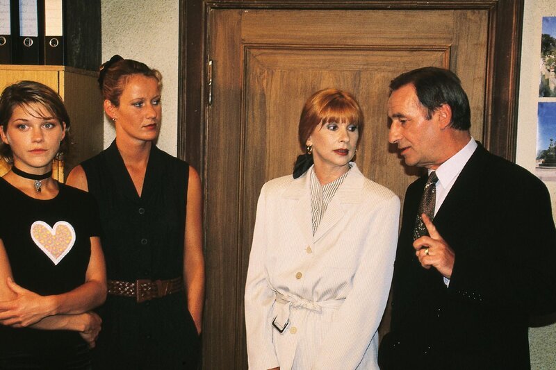 Staatsanwältin Glaser (Britta Schmeling) und Oberstaatsanwalt Lotze (Henry van Lyck) im Gespräch mit Bianca (Gabi Gottschalk, li.) und ihrer Mutter Winnie (Ursela Monn, 2.v.re.). Bianca ist vergewaltigt worden und hat Anzeige erstattet. – Bild: RTL Deutschland