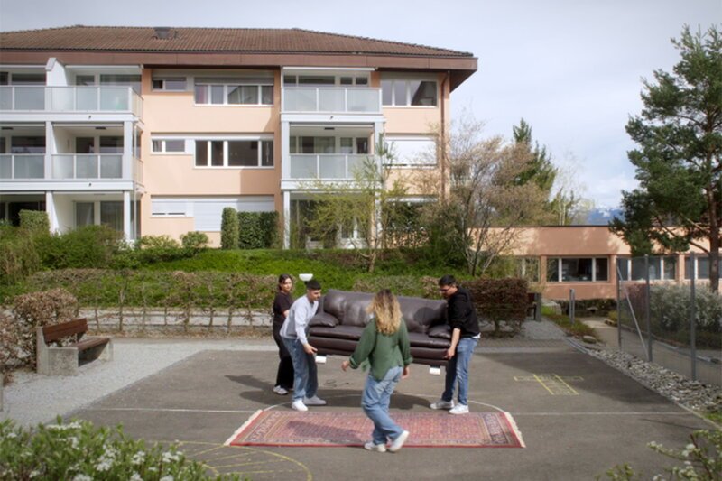 Unser Name ist Ausländer
Die Geschwister tragen ihr Wohnzimmer auf den Spielplatz
SRF/​HSLU Luzern – Bild: SRF1