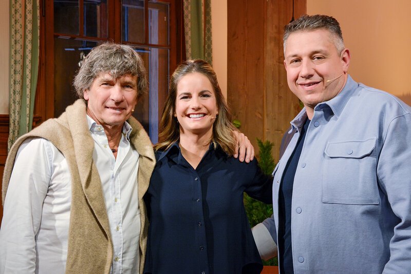 Samschtig-Jass – Einmal um die Welt mit Globetrotter André Lüthi. v.l.: André Lüthi, Fabienne Gyr und Jörg Abderhalden. – Bild: SRF1