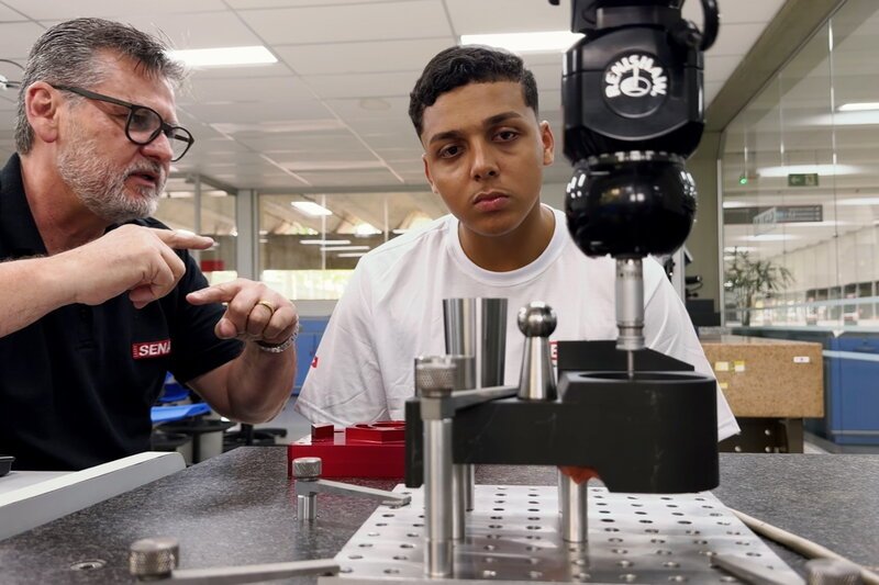 mitenand
Brasilien - Berufsausbildung für sozial benachteiligte Jugendliche
Die Schweizer Organisation Brascri ermöglicht jährlich mehreren Hundert sozial benachteiligten Jugendlichen in São Paulo Zugang zu Bildung und Berufsausbildung. – Bild: SRF1 mitenand
Brasilien - Berufsausbildung für sozial benachteiligte Jugendliche
Die Schweizer Organisation Brascri ermöglicht jährlich mehreren Hundert sozial benachteiligten Jugendlichen in São Paulo Zugang zu Bildung und Berufsausbildung. – Bild: SRF1