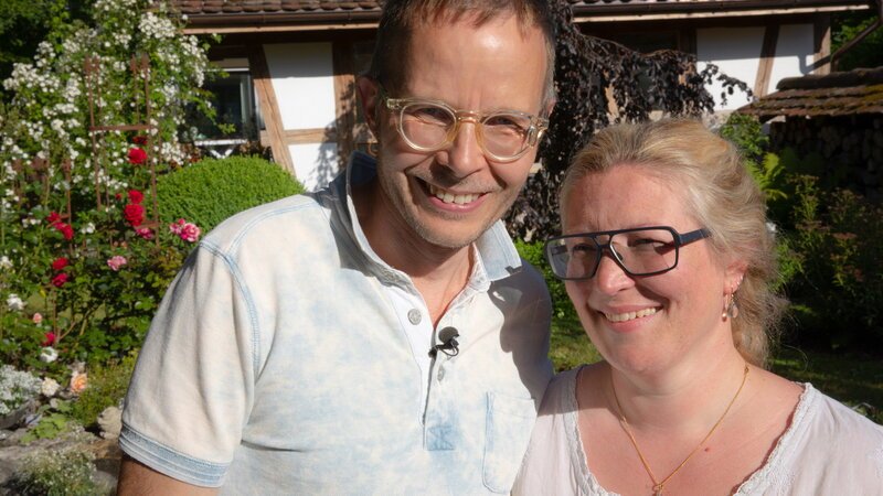 Mühlegarten in Ehrendingen AG. Yvonne und Thomas Schindler in ihrem Mühlegarten. – Bild: SRF1