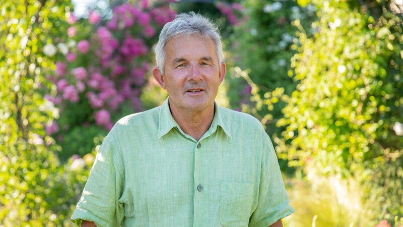 Hinter den Hecken – Staffel 3, Folge 3: Sämi Buess in seinem Englischen Garten in Wenslingen BL. – Bild: SRF1