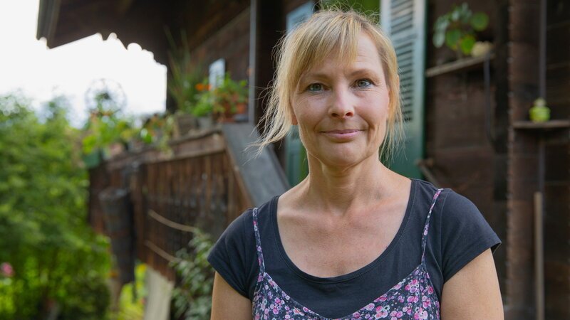 Hinter den Hecken – Staffel 3, Folge 4: Claudia Sifrig in ihrem Chalet-Garten in Emmenbrücke LU. – Bild: SRF1