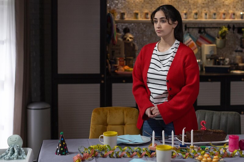 Esma (Özge Delioglan) ahnt unwohl, dass Viviens Mutter Tobias’ neuer Beziehung ablehnend gegenübersteht. – Bild: RTL /​ Dennis-A. Hundt