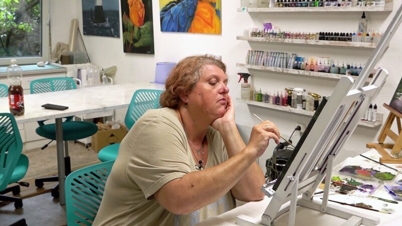 Für Carmen geht es heute um die Kunst. Denn sie löst den von Michael geschenkten Gutschein bei Künstlerin Sandy ein und hat sich sogar vorher schon für ein Motiv entschieden. Allerdings ist sie noch skeptisch, ob ihr fertiges Bild später so aussehen wird, wie es die Vorlage verspricht. – Bild: RTLZWEI