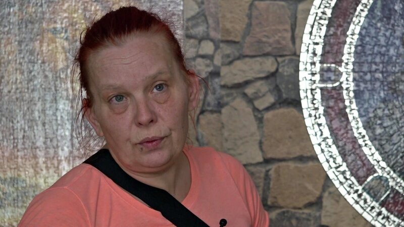 Michaela ist innerhalb ihres Wohnkomplexes aufgrund gesundheitlicher Probleme vom vierten Stock ins Erdgeschoss gezogen. Doch schon zeichnet sich das nächste unangenehme Thema ab, mit dem Michaela sich befassen muss: Es gibt Schwierigkeiten mit der Kaution für ihre neue Wohnung. – Bild: RTL Zwei