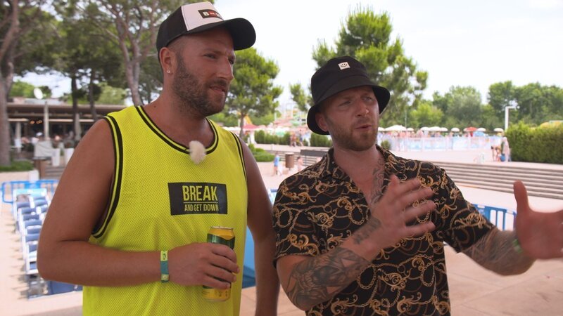 S04F04: Sascha und Dennis moderieren die „Miss Marina“-Wahl. – Bild: RTLZWEI