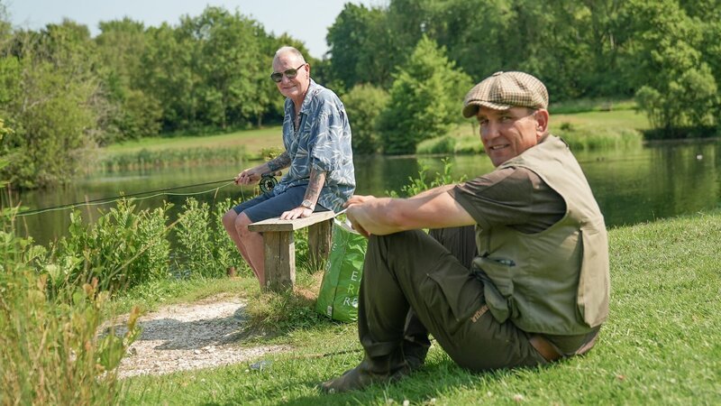 Vinnie & Gazza fly fishing – Bild: Warner Bros. Discovery