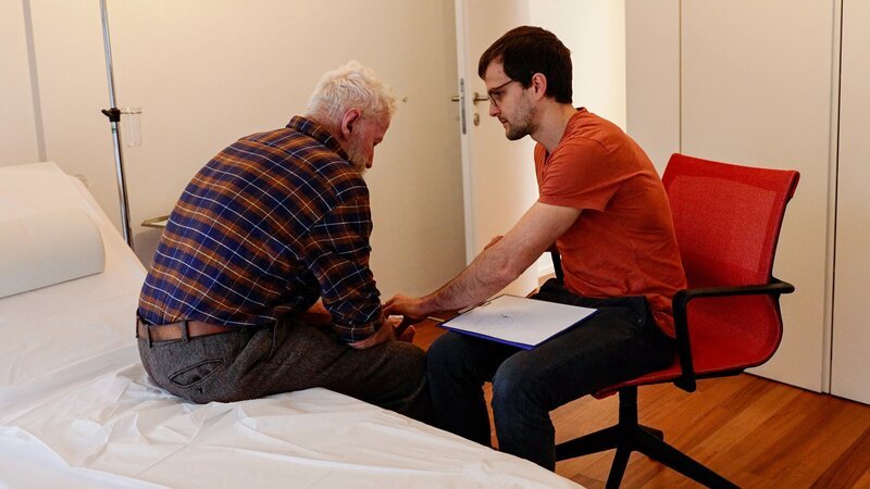 Benjamin Stettler-Gruntz ist leidenschaftlicher Hausarzt, trotz der Belastung. – Bild: SRF