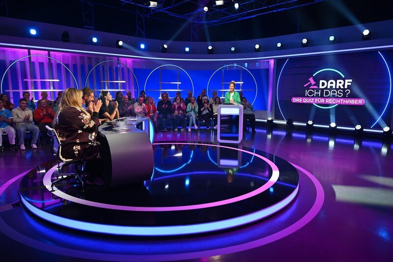 (v.l.n.r.) Ilka Bessin; Daniel Boschmann; Amira Aly; Laura Karasek – Bild: Joyn /​ Willi Weber