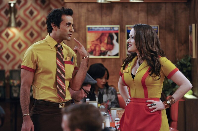 Mit dem Erscheinen von Luis (Federico Dordei, l.) tauchen für Max (Kat Dennings, r.) neue Probleme auf … – Bild: Warner Brothers