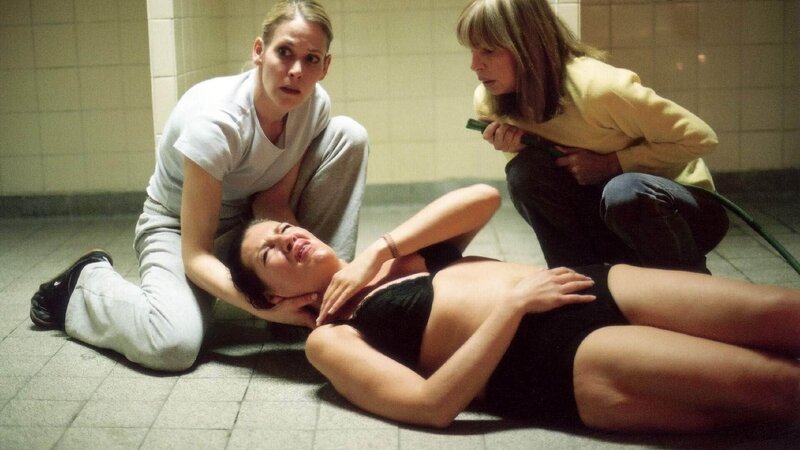 Britta (Stefanie Japp, li.) und Jeanette (Christine Schuberth) kümmern sich um die verletzte Walter (Katy Karrenbauer). – Bild: MG RTL D /​ Richard Hübner