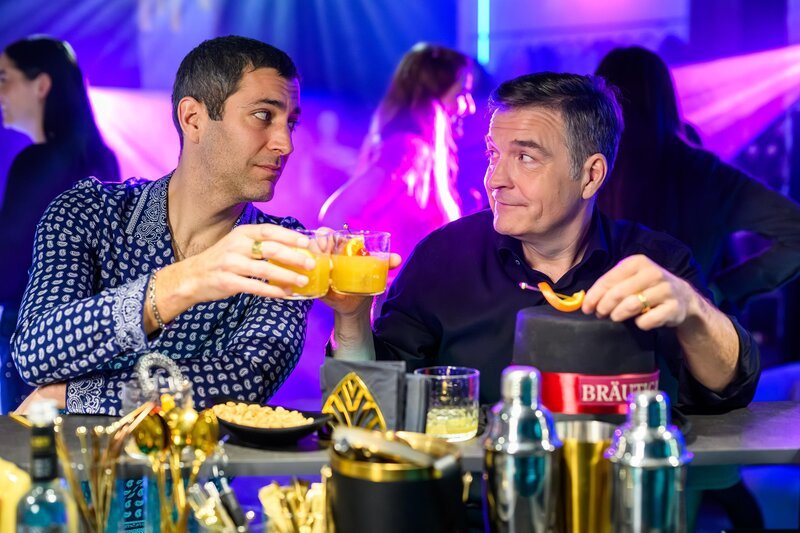 Dragan (Florian Thunemann, l.) und Felix (Patrick Linke) ahnen, dass Matteo noch Schweres bevorsteht. – Bild: RTL /​ Willi Weber /​ Lieben am Abgrund