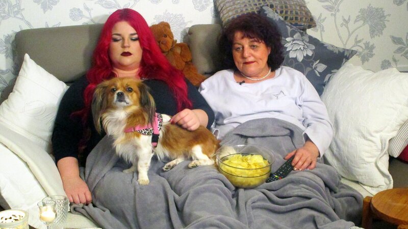 Eva-Lena (24) mit ihrer Mutter Sylvia (60) und Hund auf der Couch – Bild: RTL II