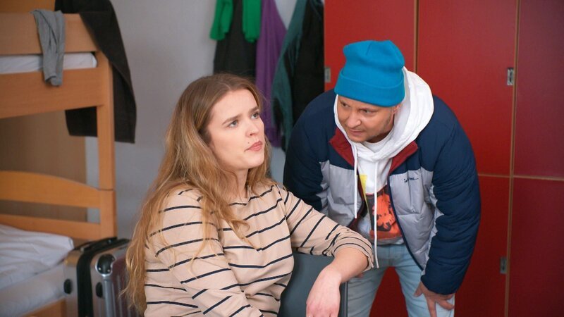 Raffi ist fassungslos, als Krätze ihre Klamotten versteckt. Er glaubt fest daran, dass sie im Bewerbungsgespräch auch ohne teures Outfit überzeugen kann. Anfangs unsicher, merkt Raffi schnell, dass wirklich nur ihre Fähigkeiten zählen. – Bild: RTLZWEI/​Filmpool