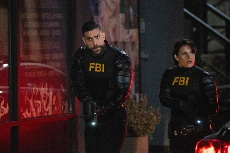 FBI SA Omar Adom ‚OA‘ Zidan (Zeeko Zaki, l.); FBI SA Maggie Bell (Missy Peregrym, r.) – Bild: 2024 CBS Broadcasting, Inc. All Rights Reserved /​ Bennett Raglin
