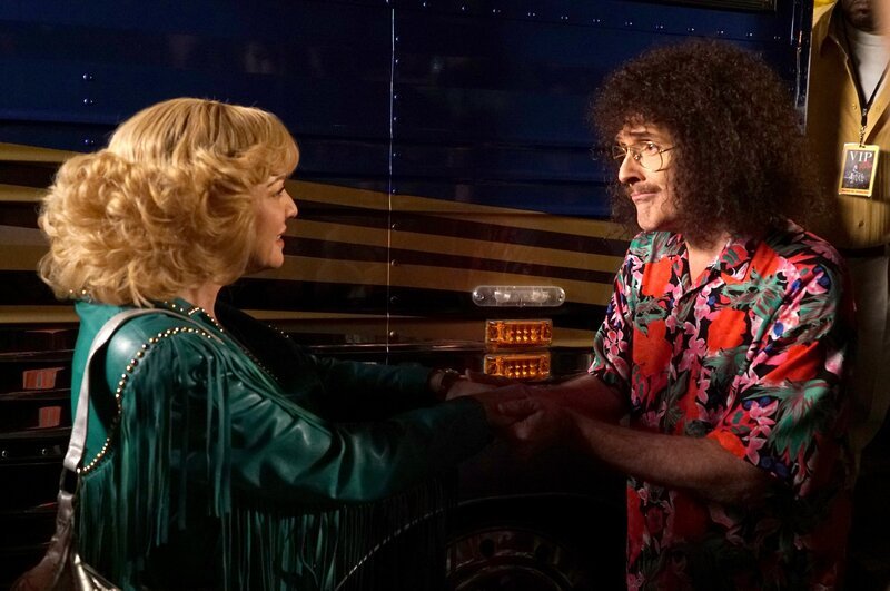 Beverly Goldberg (Wendi McLendon-Covey, l.); „Weird Al“ Yankovic, r. – Bild: Sony Pictures Television Inc.