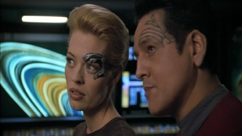 Seven of Nine (Jeri Ryan) und Chakotay (Robert Beltran) – Bild: Tele 5