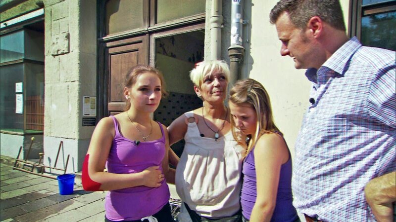 Petra möchte endlich einen Neuanfang wagen und sich von den Erinnerungsstücken trennen. Kann Trödelexperte Andi Bierschock die kuriosen Schätzchen zu gutem Geld machen? v.l.: Tamara, Petra, Emely, Andi Bierschock – Bild: RTL II