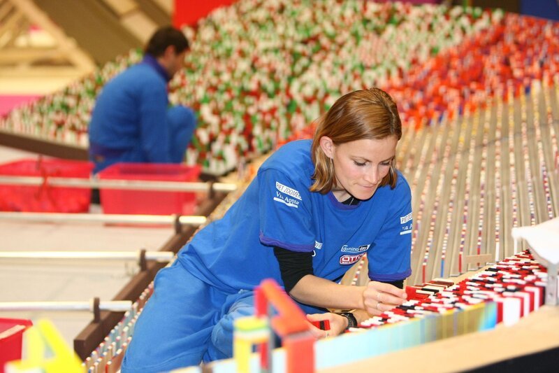 Seit dem 23. September arbeitet ein 90-köpfiges, internationales Team am Aufbau des Domino-Parcours. Am Ende sollen satte 4,8 Millionen kleine, acht Gramm leichte Steinchen die Fläche von zwei Fußballfeldern bedecken. – Bild: RTL Passion