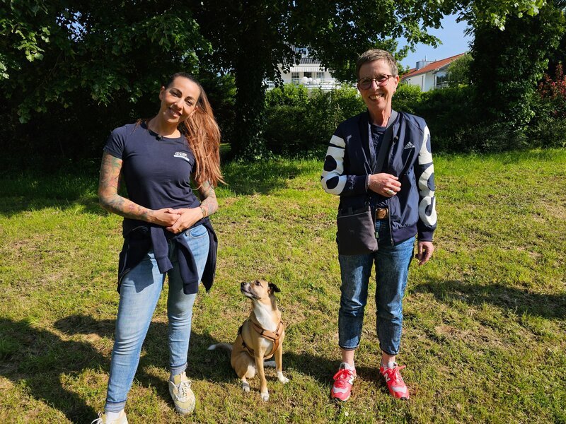 Trainerin Ellen Marques (l.), Sabrina und Hund „Rico“ – Bild: RTL /​ Folge 54