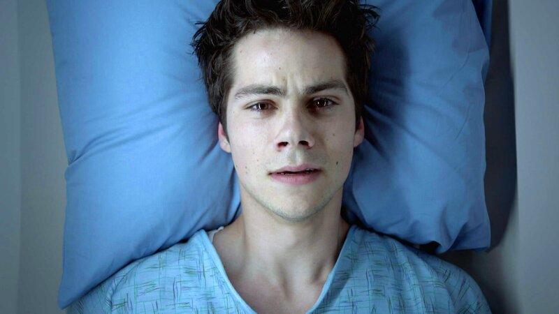 Stiles (Dylan O’Brien) wird ins Krankenhaus gebracht. Dort sollen noch einige Test mit ihm gemacht werden, um seine Symptome zu klären. Dann kommt es im Krankenhaus zu einem Stromausfall und der Nogitsuné übernimmt erneut die Kontrolle über Stiles … – Bild: RTL II