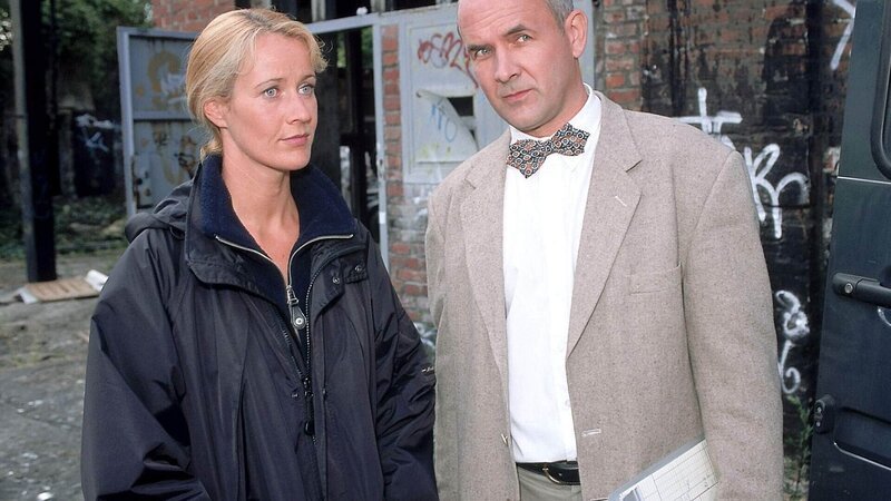 Staatsanwältin Glaser (Britta Schmeling) versucht von dem Gerichtsmediziner Dr. Duhler (Klaus Schindler) Einzelheiten über den Tathergang zu erfahren. – Bild: RTL