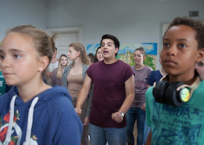 Orkan (Flavius Budean) findet die Absage der Berlin-Fahrt gar nicht lustig. – Bild: Paul-Ruben Mundthal