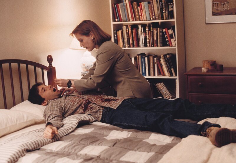 Fox Mulder (David Duchovny, l.); Dana Scully (Gillian Anderson, r.) – Bild: Twentieth Century Fox Film Corporation