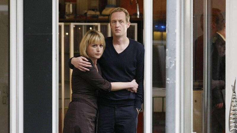 Hat Jörg Bauer (Stephan Kampwirth) vor seiner Frau Pia (Katharina Abt) und der Polizei etwas zu verbergen? – Bild: TVNOW /​ Guido Engels