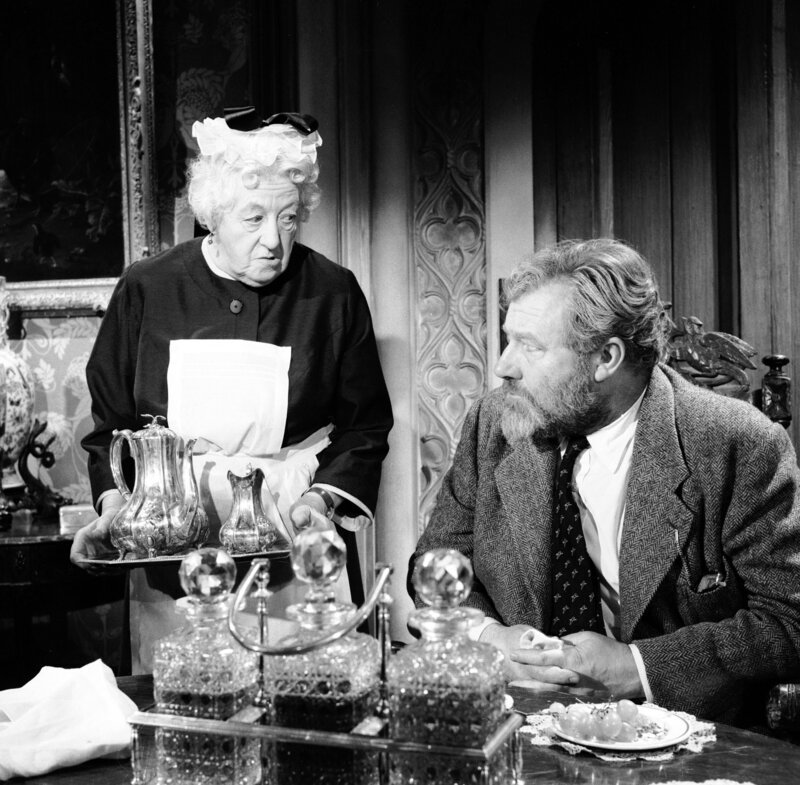 Undercover-Einsatz: Um den reichen Gutsherren Luther Ackenthorpe (James Robertson Justice, r.) auszuspionieren, gibt sich Miss Marple (Margaret Rutherford, l.) als Hauswirtschafterin aus … – Bild: OTCM