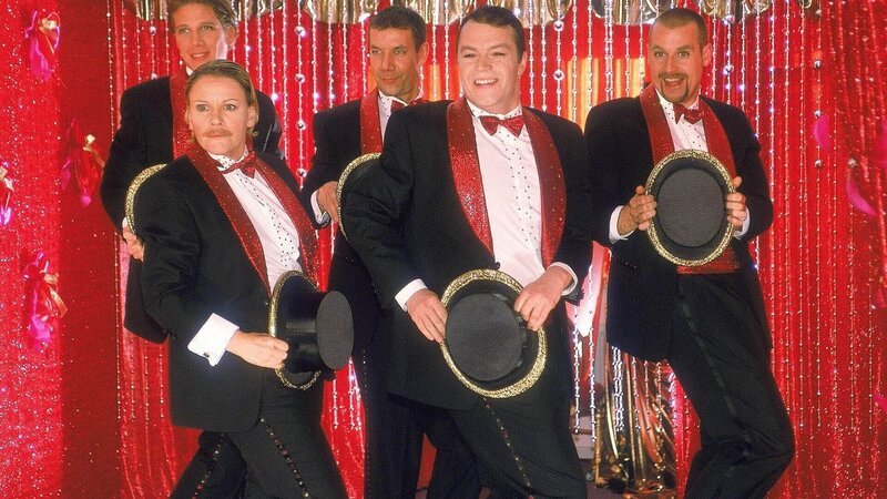 (v.l.) Bertram (Christian Goost), Nikola (Mariele Millowitsch), Carsten (Norbert Conrads), Tim (Oliver Reinhardt) und Addi (Michael Willwert) singen und tanzen zu „Auf der schwäbschen Eisenbahne …“. – Bild: MG RTL D