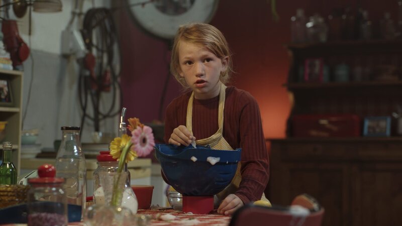 In einem Helm sammelt Anna die hergestellte Medizin. – Bild: SWR/​Phanta Basta!/​Indi Film