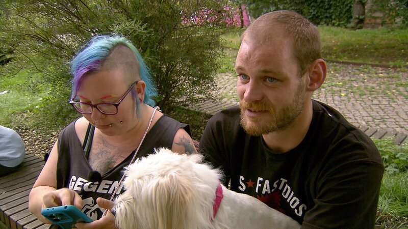 Lausi hat einen neuen Mann an ihrer Seite. Ist Kai (39) der Grund für die Trennung von Paddy? – Bild: RTLZWEI