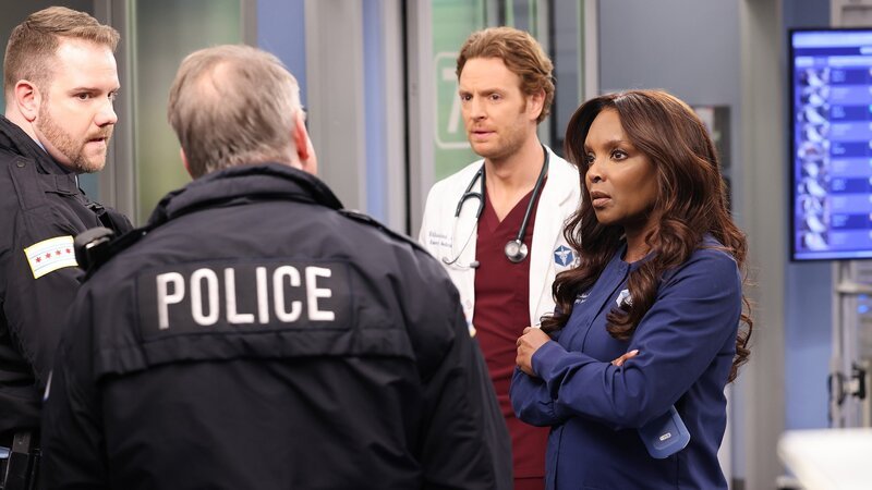 Chicago Med Staffel 8 Folge 11 Die Polizei will einen Patienten befragen: Nick Gehlfuss als Dr. Will Halstead (2.v.r.), Marlyne Barrett als Maggie Lockwood (r.) – Bild: SRF/​NBC Universal