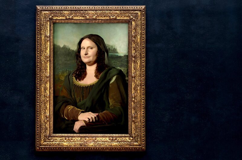 „Bilder allein zuhaus“ nimmt Meisterwerke der Malerei humorvoll unter die Lupe. Heute: Leonardo da Vincis „Mona Lisa“ – Bild: Cocorico & Co