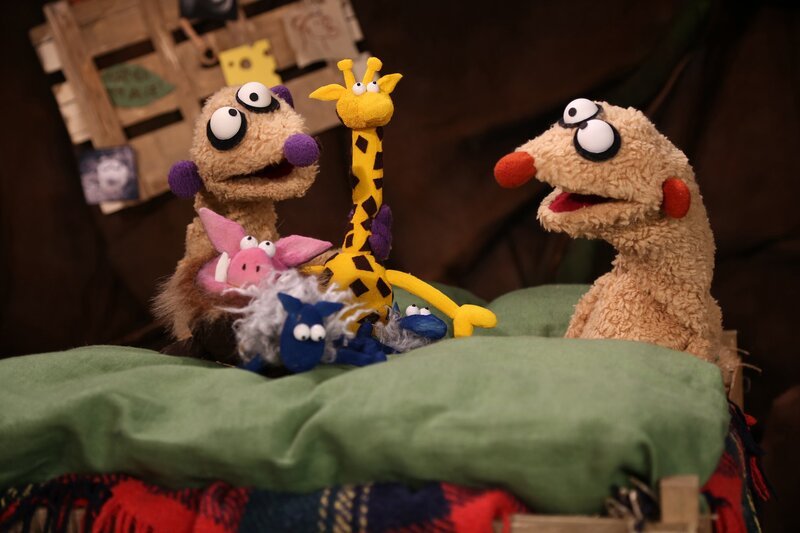 Jan & Henry können nicht schlafen gehen, bevor sie nicht all ihren Kuscheltieren eine „Gute Nacht“ gewünscht haben. Damit das aber nicht zu lange dauert, singen sie kurzerhand ein Schlaflied für alle. – Bild: rbb/​bigSmile Ent./​NDR/​MDR