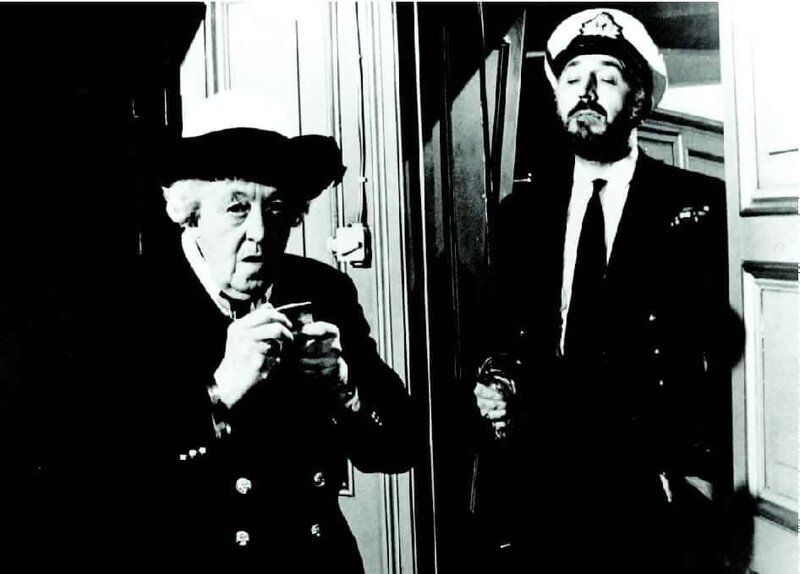 Neue Gewänder: Um einem Mörder auf hoher See auf die Schliche zu kommen, stattet sich Miss Marple (Margaret Rutherford, l.) mit einer Marineuniform aus. Doch auch auf feindlichen Gewässern darf die obligatorische Tasse Tee nicht fehlen … – Bild: RTLup