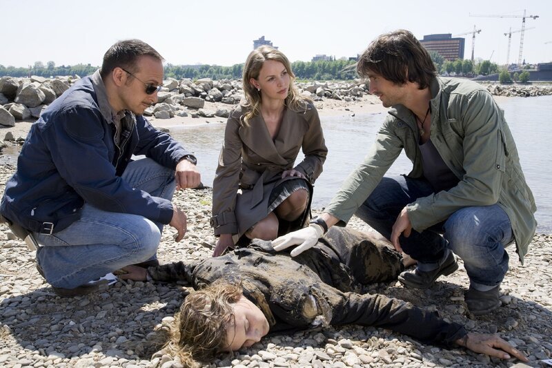 Staatsanwältin Saskia Ehrbach (Simone Hanselmann, Mi.) will Semir (Erdogan Atalay, li.) und Ben (Tom Beck) überzeugen, den Fall zu übernehmen. – Bild: TVNOW /​ Guido Engels /​ Schattenmann