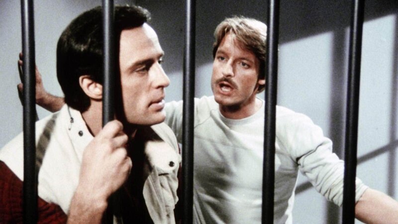 Nick (Joe Penny, li.) und Cody (Perry King) haben die Leiche von Murrays Freund Strivers gefunden. Nun sitzen sie unter Mordverdacht in Untersuchungshaft. – Bild: (c) RTL Crime