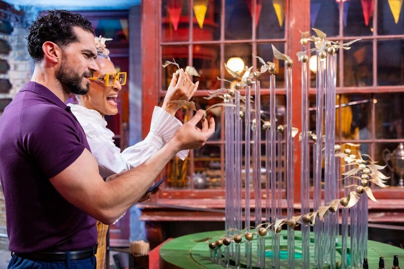 Die Juroren Jozef Youssef (l.) und Carla Hall +++ Die Verwendung des sendungsbezogenen Materials ist nur mit dem Hinweis und Verlinkung auf RTL+ gestattet. – Bild: RTL /​ Warner Bros. Discovery, Inc. or its subsidiaries and affiliates.