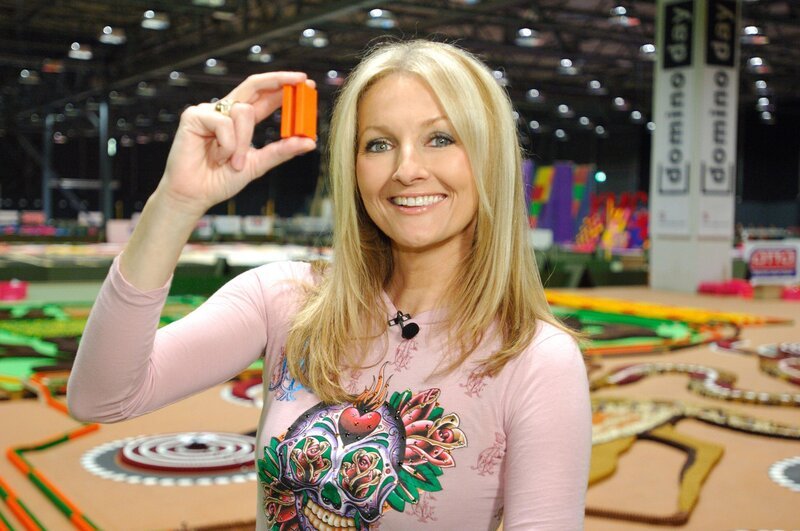 Darauf freuen sich die Fans der purzelnden Steine schon das ganze Jahr: Frauke Ludowig moderiert den „Domino Day’. Beim neuen Weltrekordversuch sollen 4,4 Millionen Steine fallen. – Bild: RTL Passion