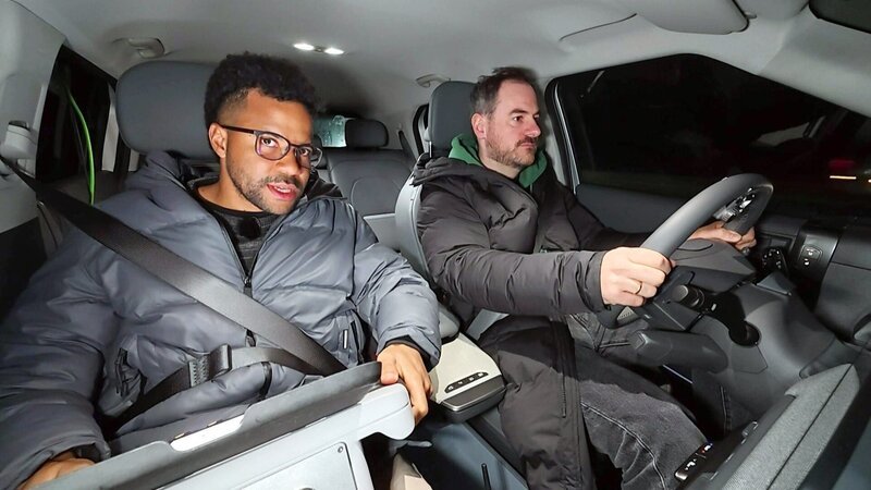 Das GRIP-Testteam prüft die Effektivität von Fußgänger-Notbrems-Assistenten bei Tag und Nacht. Getestet werden Tesla Model 3, NIO EL6 und KIA EV3 – Bild: RTLZWEI